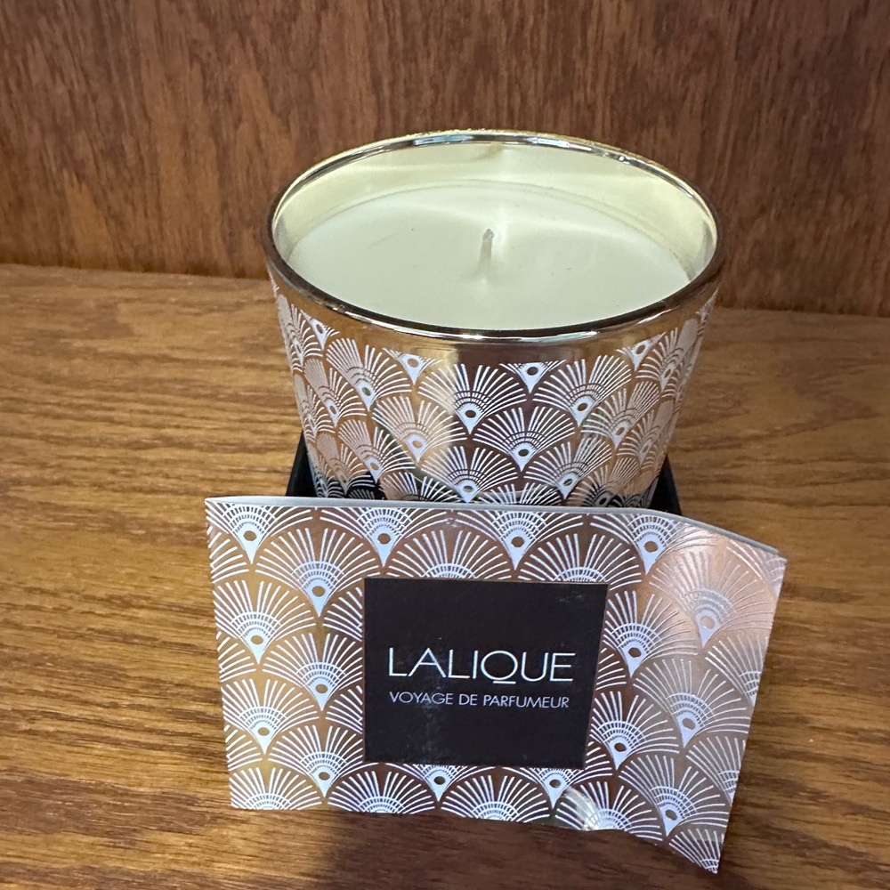 Lalique Voyage de Parfumeur Candle in Cream and Gold - Picture 2 of 4